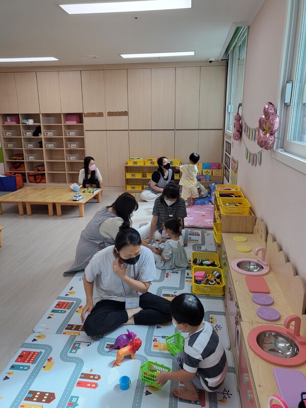 지난 1일 개원한 대전 유성구 대광로제비앙아파트 내 국공립어린이집에서 원아들이 놀이를 하고 있다.