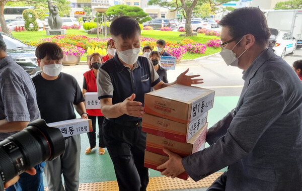 운동본부 측이 김용성 대덕구의회 사무과장에게 연명부를 전달하고 있다.