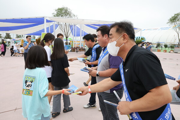 계룡시의원들이 보령해양머드박람회장을 찾아 2022계룡세계군문화엑스포 홍보물품을 전달하고 있다.