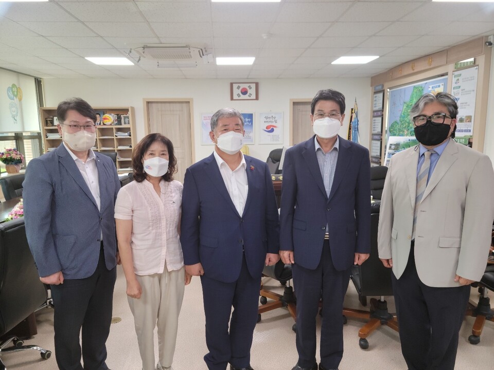 (좌측부터) 대전상의 정호영 사무국장, 근풍실업㈜ 김혜숙 대표, 대전상의 정태희 회장, 김돈곤 청양군수, 청양군기업인협의회 정한수 회장.