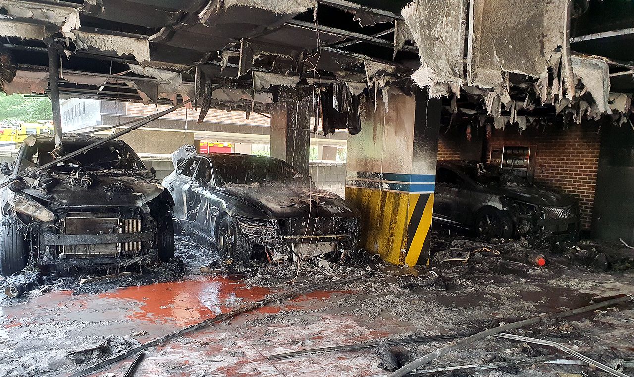 이 불로 건물과 함께 주차장에 있던 차량 12대가 불에 탔다. 천안동남경찰서 제공.