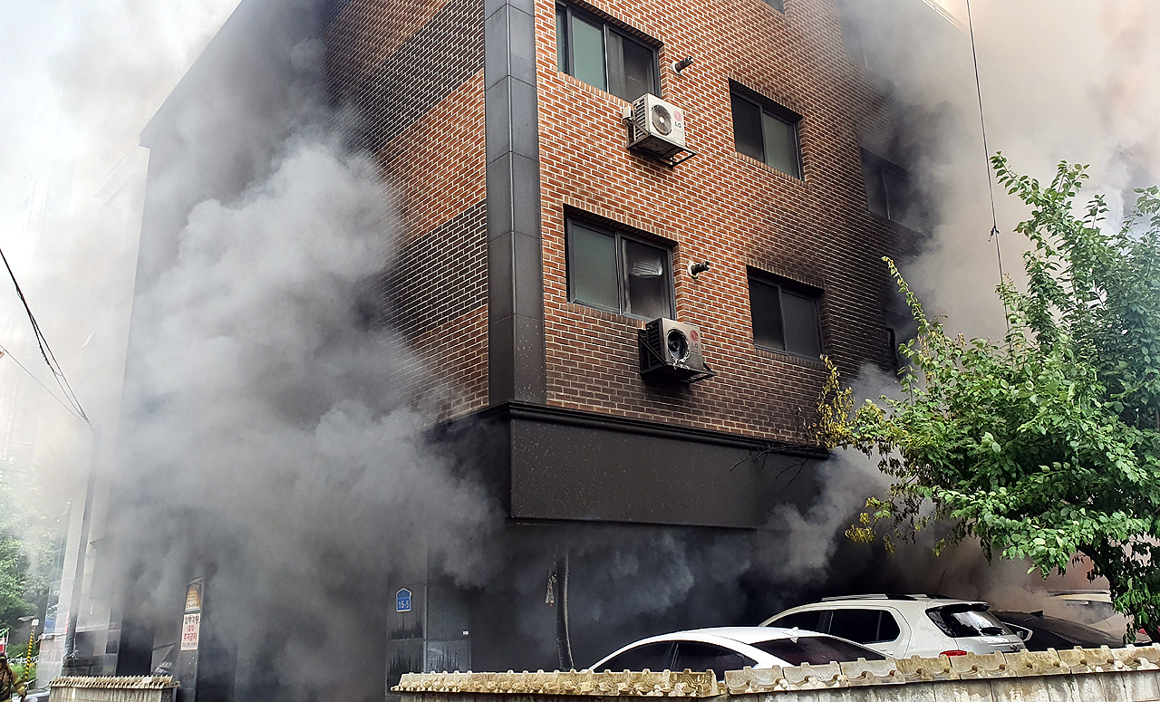 충남 천안시 신부동의 한 원룸에서 화재가 발생해 50여 분 만에 진화됐다. 천안동남경찰서 제공.