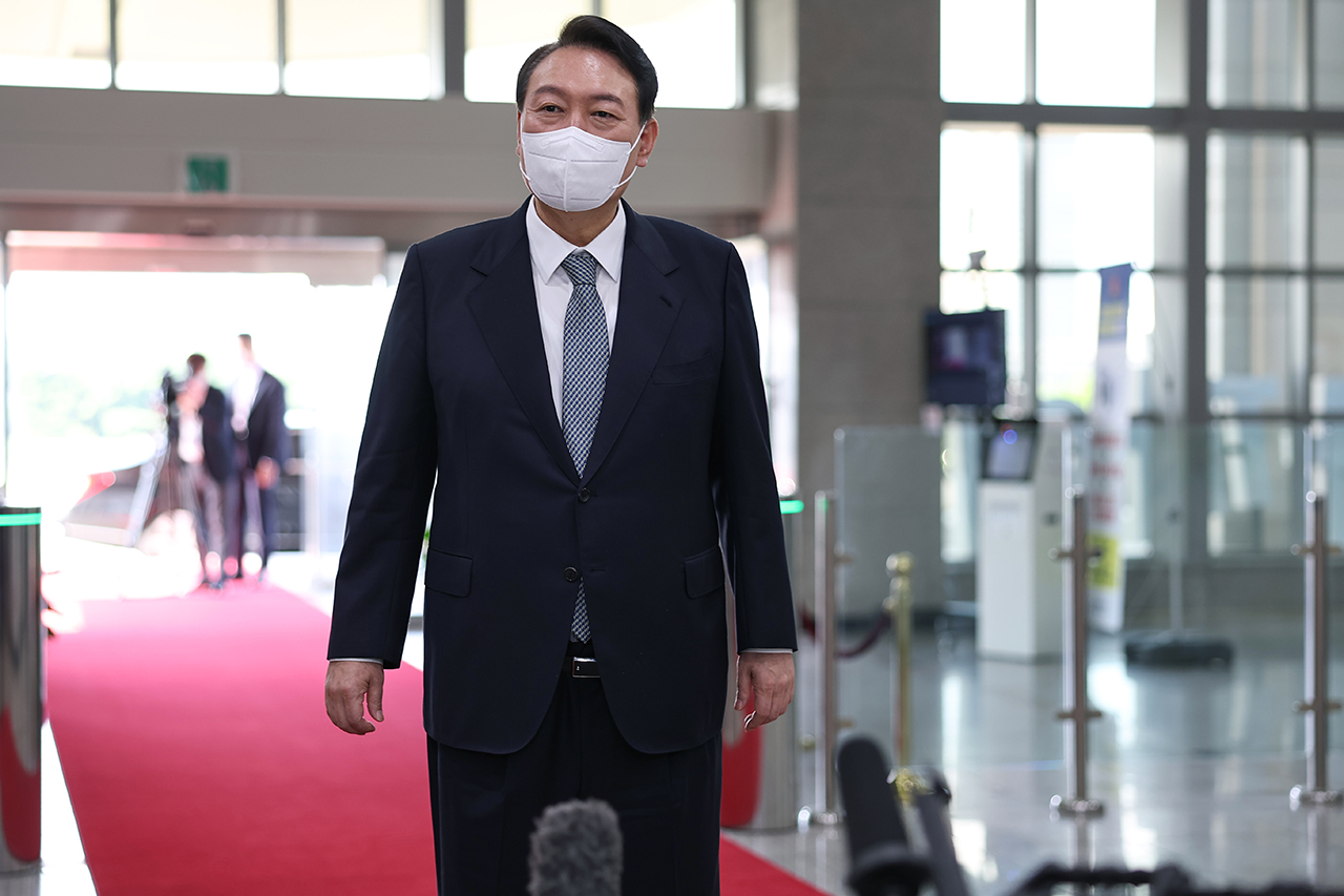 윤석열 대통령이 8일 휴가 후 업무에 복귀했다. 출근길 약식 회견에서는 국정 수행 지지율 하락과 각종 논란에 대국민 사과 대신 “초심”을 강조했다. 대통령실 제공.