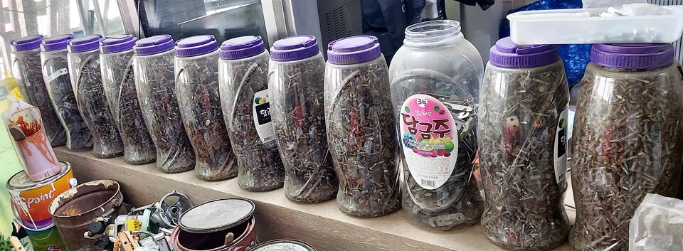 폐간판을 분리하고 모아둔 나사. 최종암 기자.