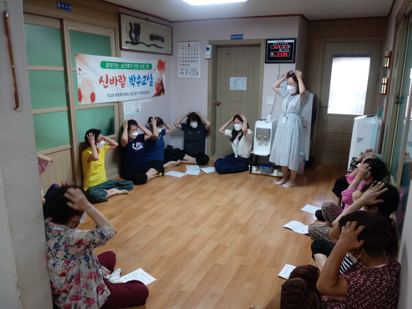 석교동 내 경로당에서 진행한 ‘신바람 박수교실’ 운영 모습
