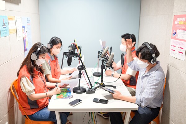 한국타이어 임직원들이 독서에 어려움을 겪는 아동들을 위한 동화책 녹음을 진행하고 있다.
