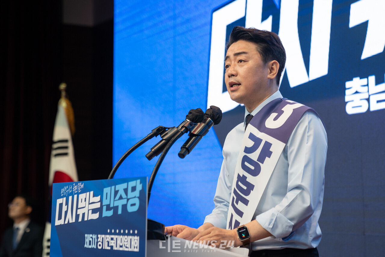 강훈식 더불어민주당 당 대표 후보가 14일 공주시 충남교통연수원에서 열린 합동연설회에서 연설을 하고 있다. 황재돈 기자.