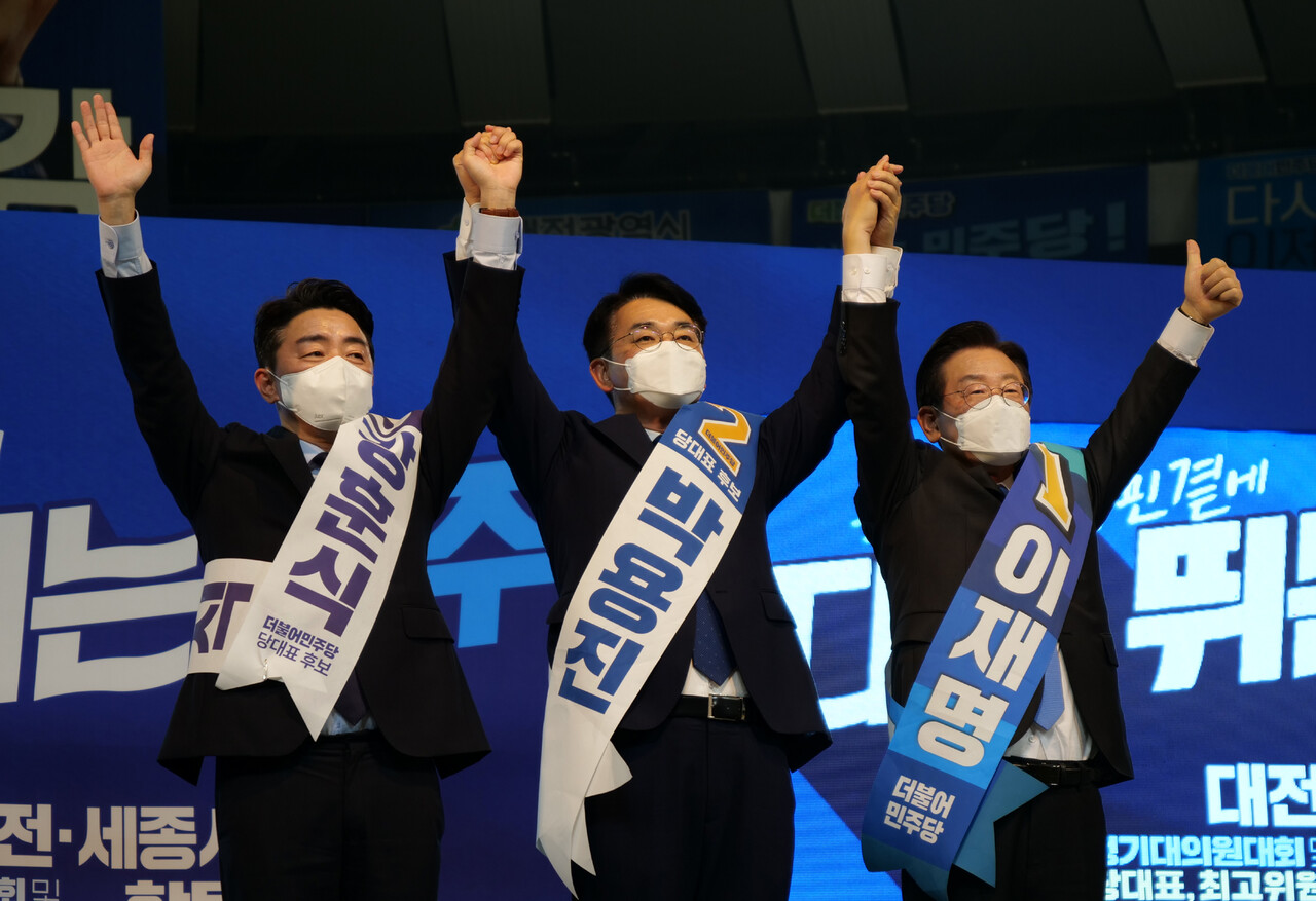 더불어민주당 당대표 후보들. 왼쪽부터 이재명, 박용진, 강훈식 후보(기호 순). 김다소미 기자.