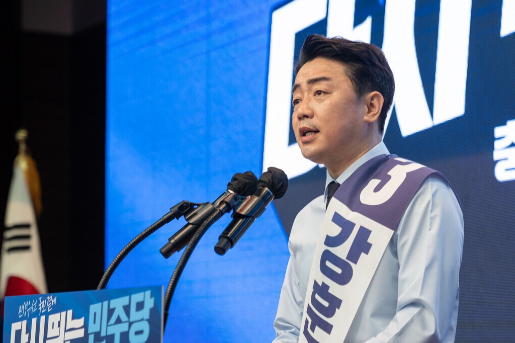 강훈식 더불어민주당 당대표 후보가 15일 국회서 긴급 기자회견을 열어 전당대회 중도 사퇴를 선언했다. 자료사진. 