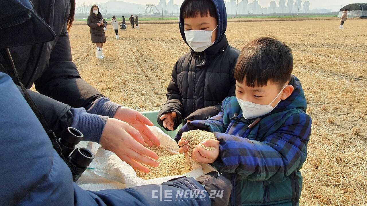 장남들 시민모임이 올 들어 아이들과 함께 진행한 볍씨 모이주기 활동 모습. 시민모임 제공.
