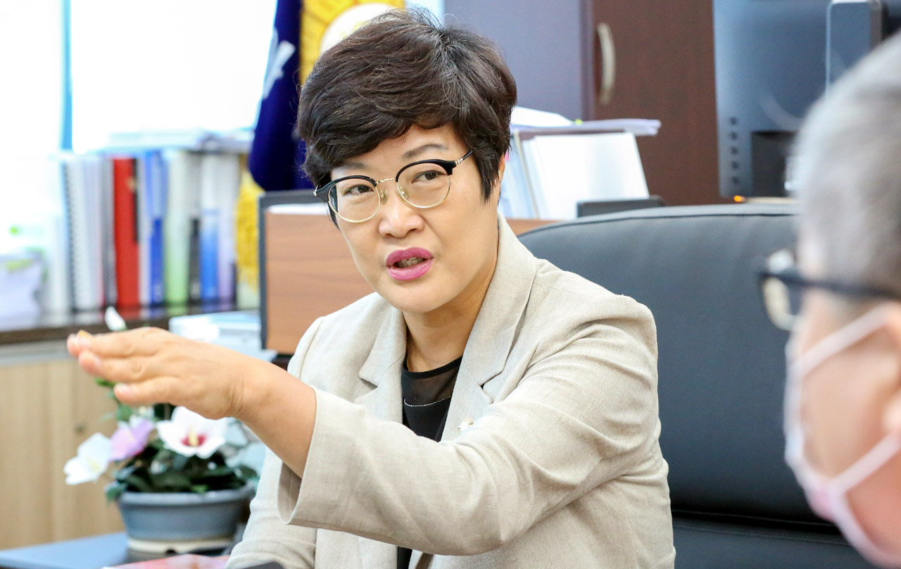 김희영 아산시의장은 와의 인터뷰에서 제9대의회 전반기 운영 방향에 대해 '전문성 향상'을 최우선 과제로 제시했다.