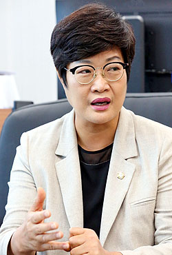 김 의장은 아산시의회의 '여성시대'에 대해 "성별은 의미가 없다"면서도 "선진의회 디딤돌 역할을 기대한다"고 말했다. 