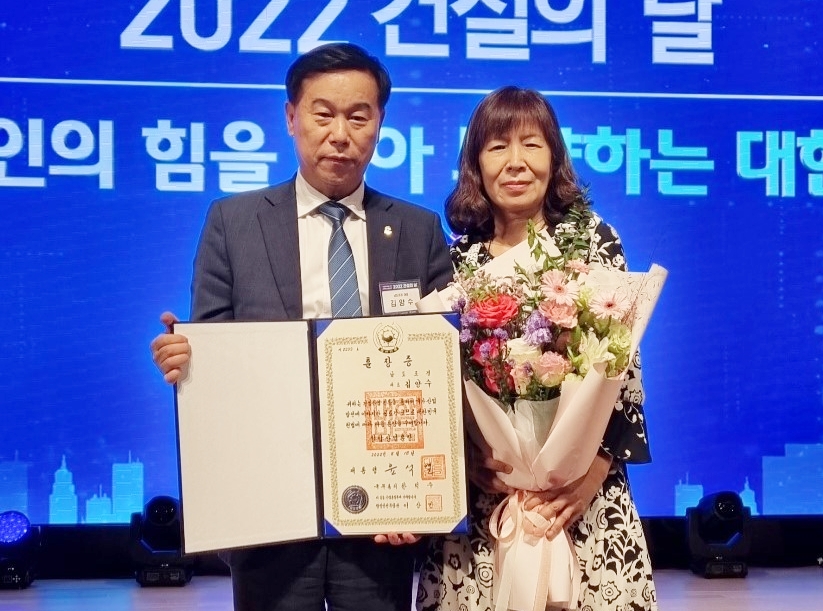남도조경 김양수 대표(좌측)와 부인 이선숙 이사(우측)가 18일 ‘2022 건설의 날 기념식’에서 철탑산업훈장을 수훈하고 기념촬영을 하고 있다.