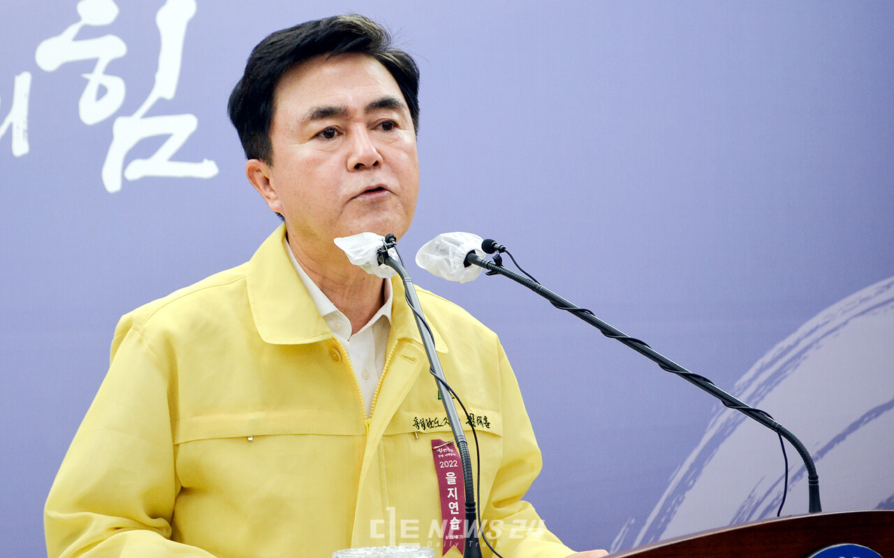 김태흠 충남지사가 산하 공공기관 노조의 민주노총 가입에 대해 부정적으로 평가하자 민주노총이 "반헌법적 망언"이라고 맹비난했다. 22일 기자회견 모습. 자료사진.