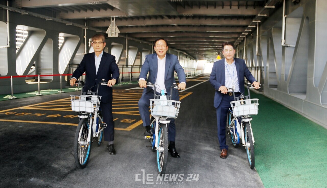 최민호 세종시장(가운데)이 당선인 시절 김효명 인수위 재정예산 TF 간사(좌측), 정경용 비서실장(우측)과 함께 이응다리 남측 광장에서 어울링을 타고 북측 전망대 방향으로 이동하고 있다.