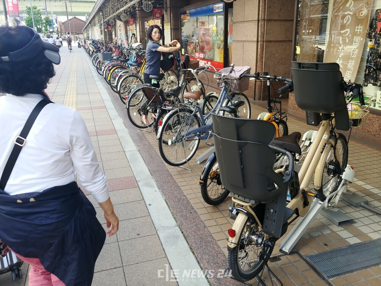 일본 오사카 공공자전거 모습. 아이를 앞, 뒤로 태울 수 있는 모델들도 있다. 자료사진. 