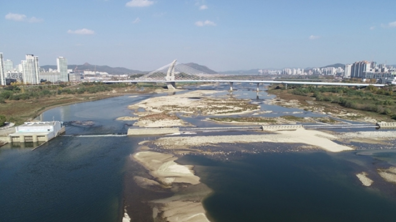 금강 세종보 전경. 현재는 유지 상태에서 완전 개방된 상태다. 보행교 개통과 함께 세종보 존폐 여부가 새로운 과제로 부각되고 있다. 자료사진.
