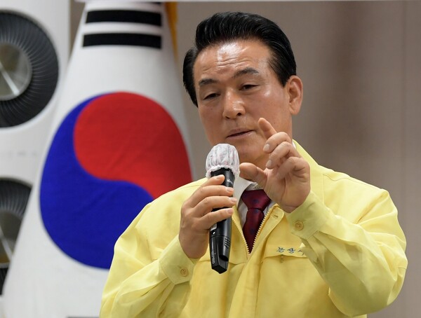 백성현 논산시장인 방위사업청 이전 관련 기자회견 가지고 있다.