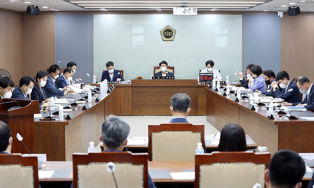 25일 열린 충청남도의료원 원장 후보자 인사청문특별위원회 회의 모습. 연임에 나서는 박경래 홍성의료원장 후보자에 대해 부적합 판정을 내렸다. 충남도의회 제공.