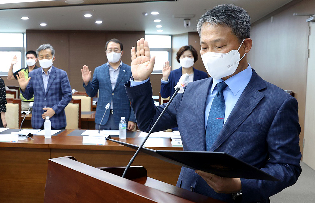 선서를 하고 있는 박경래 후보자. 의료원 인사추천위원 중 임직원 친인척이 포함된 의혹이 제기되며 논란이 됐다. 충남도의회 제공.