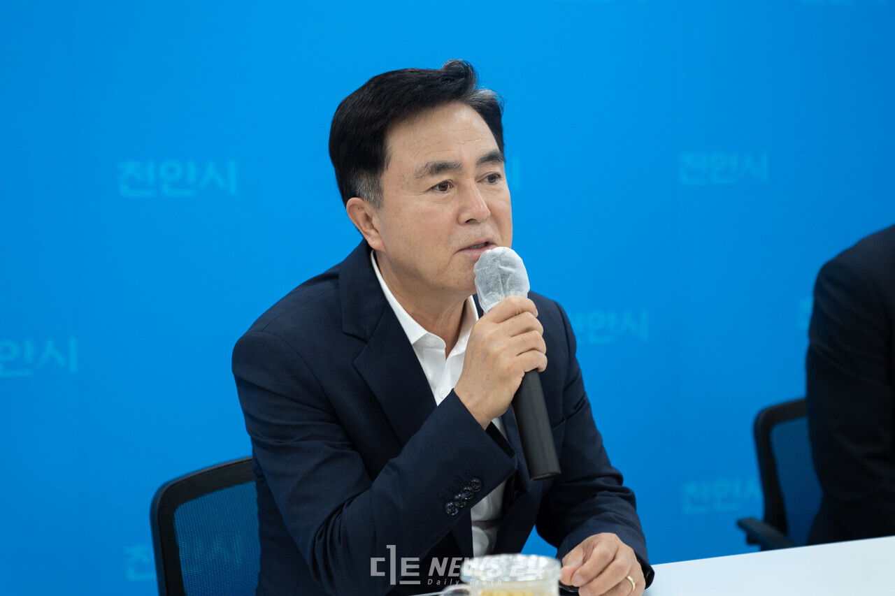 김태흠 충남지사가 29일 천안시청 브리핑룸에서 기자간담회를 갖고 메가시티 조성 계획을 밝혔다. 황재돈 기자. 