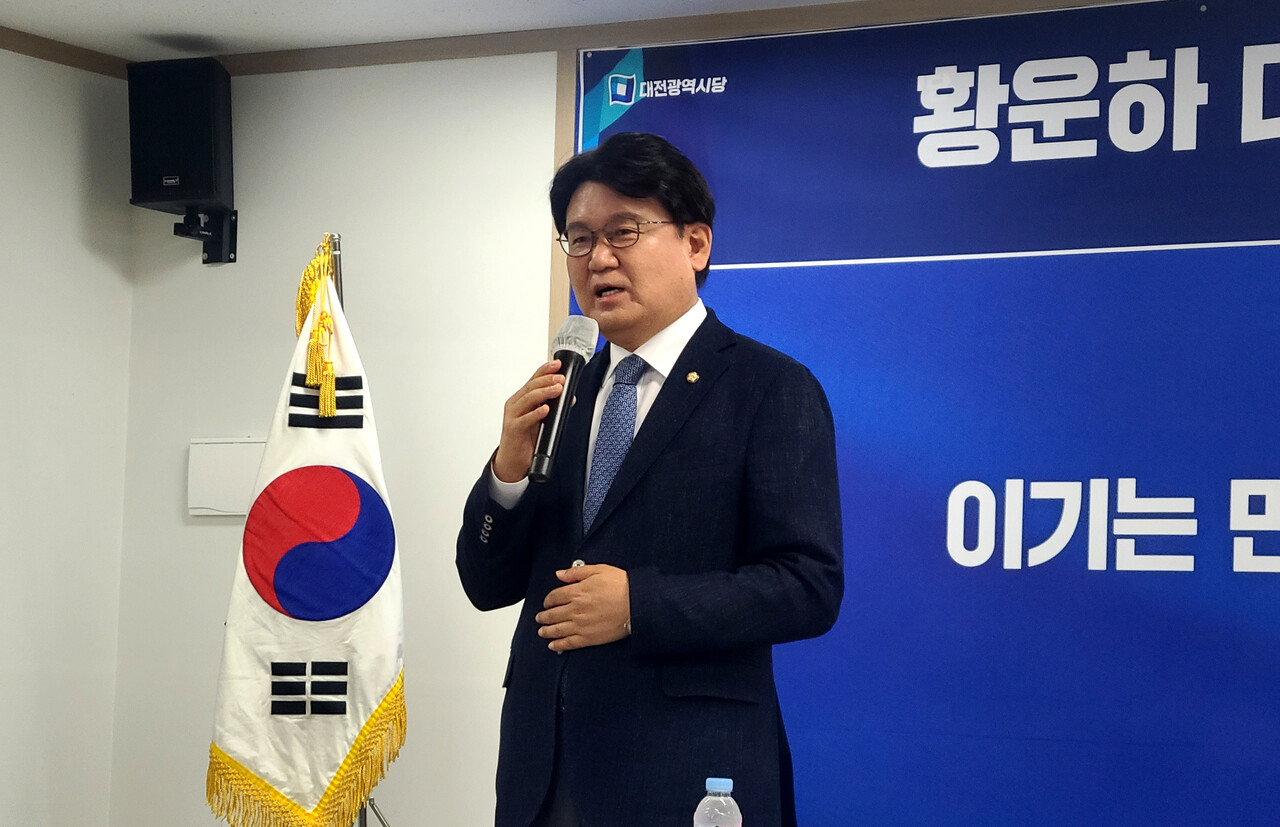 황운하 더불어민주당 대전시당 위원장이 30일 오전 시당 사무실에서 열린 기자간담회에서 당 혁신 방안을 설명하고 있다. 한지혜 기자.