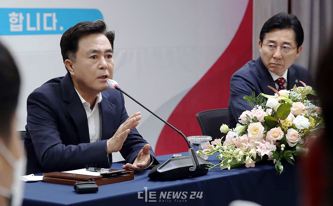 30일 아산시를 방문한 김태흠 충남지사(왼쪽)가 베이밸리 공약에 대해 설명하고 있다. 이를 바라보는 박경귀 아산시장. 