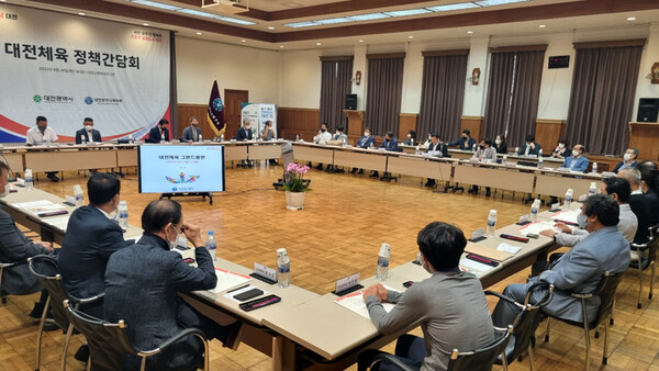 이날 간담회에서 참석자들은 이장우 시장에게 다양한 체육 현안을 건의했다.