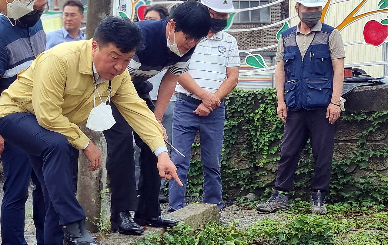 겸손의 리더십으로 '안정 속 변화'를 시도하겠다는 최 군수. 기존 정치인과 다른 행보가 눈길을 끌고 있다.