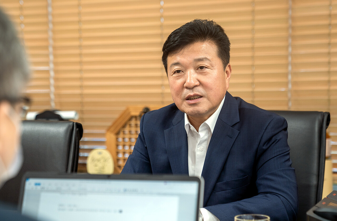 최 군수는 군민들에게 "지역의 아들이고, 선배고, 친구로 남는 편안한 군수가 되고 싶다"고 밝혔다.