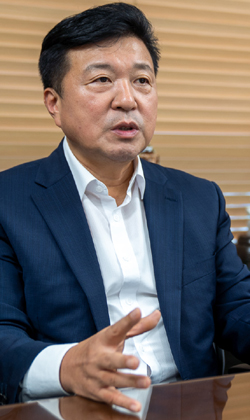 최 군수는 최대 현안으로 내포혁신도시 내 불균형 해소를 제시했다. 