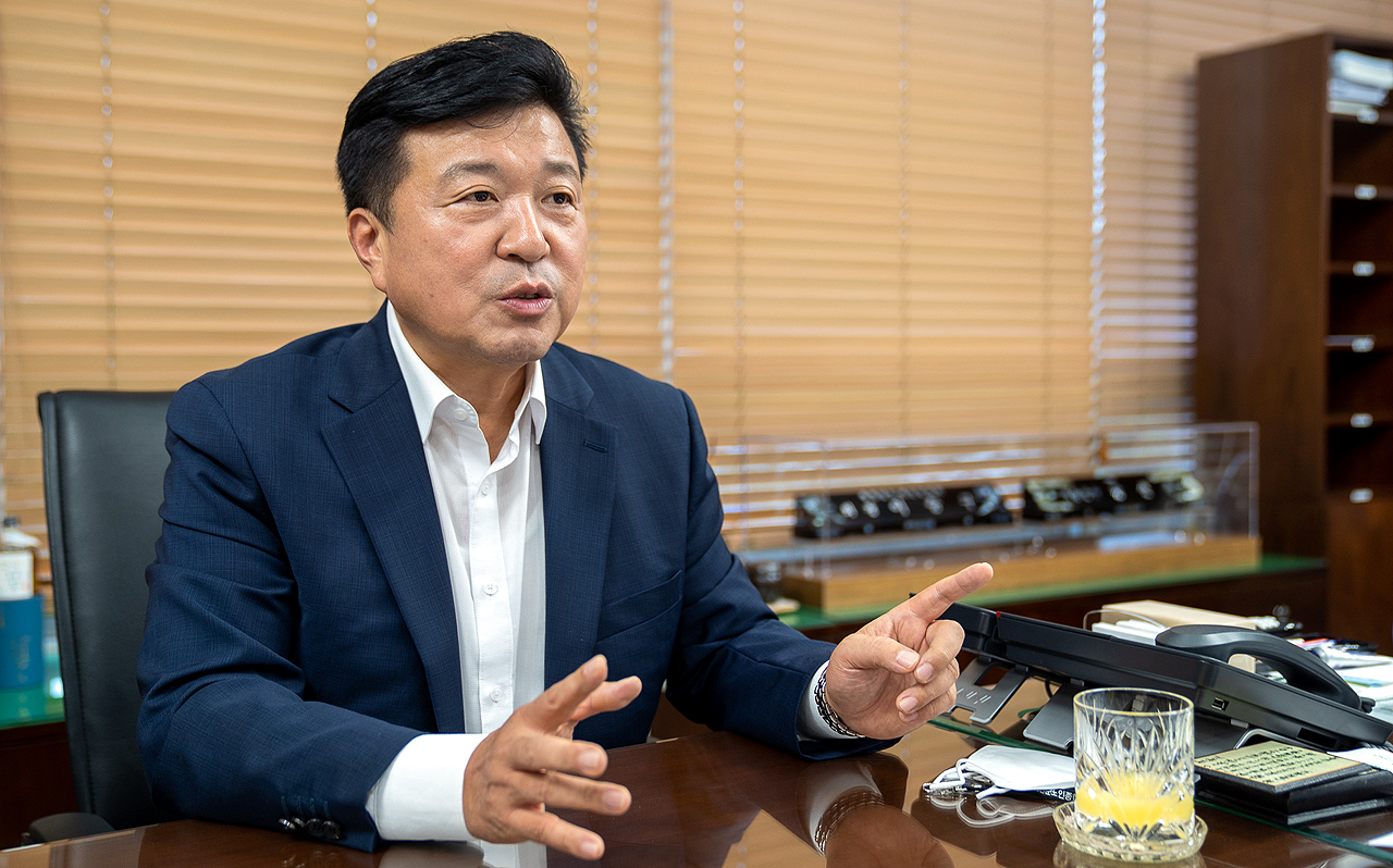 최재구 예산군수가 취임 2개월이 지난 시점에서 "선거로 갈라진 민심을 하나로 이끌어 내는 군수가 되고 싶다"는 포부를 밝혔다. 황재돈 기자.