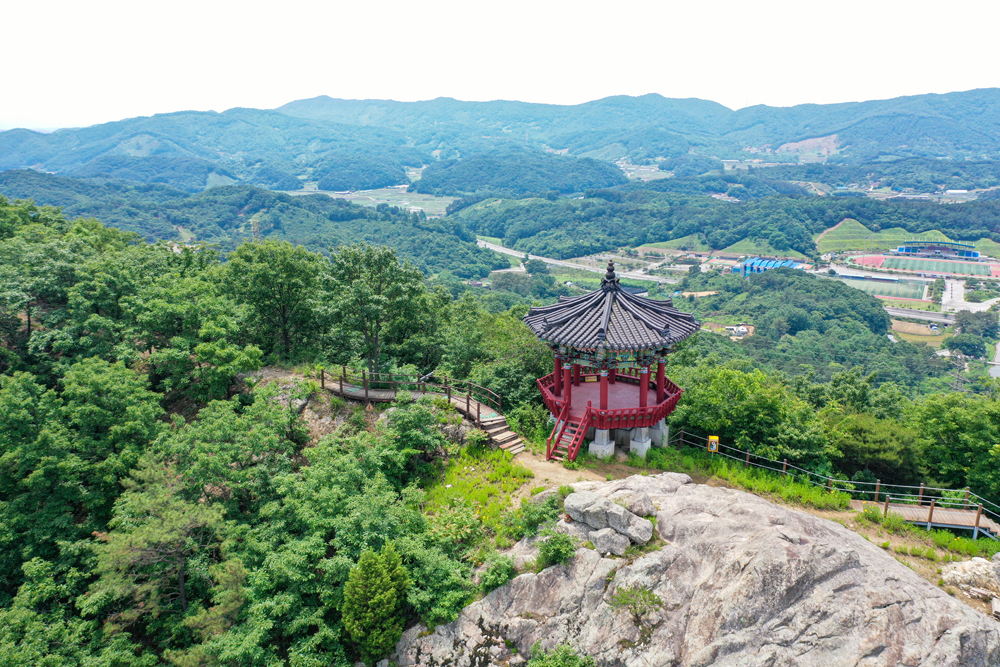 천마산 금바위와 천마정. 계룡시 제공.