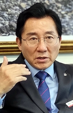 박 시장은 아산항 개발에도 "김태흠 충남지사의 '베이벨리 메가시티' 공약의 꼭짓점"이라며 중요성을 강조했다. 안성원 기자.