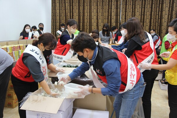 kt cs 노사와 하트너 봉사단, 대전시자원봉사연합회, 대전지방보훈청 각 기관에서 모여 한가위 키트를 제작하고 있다.