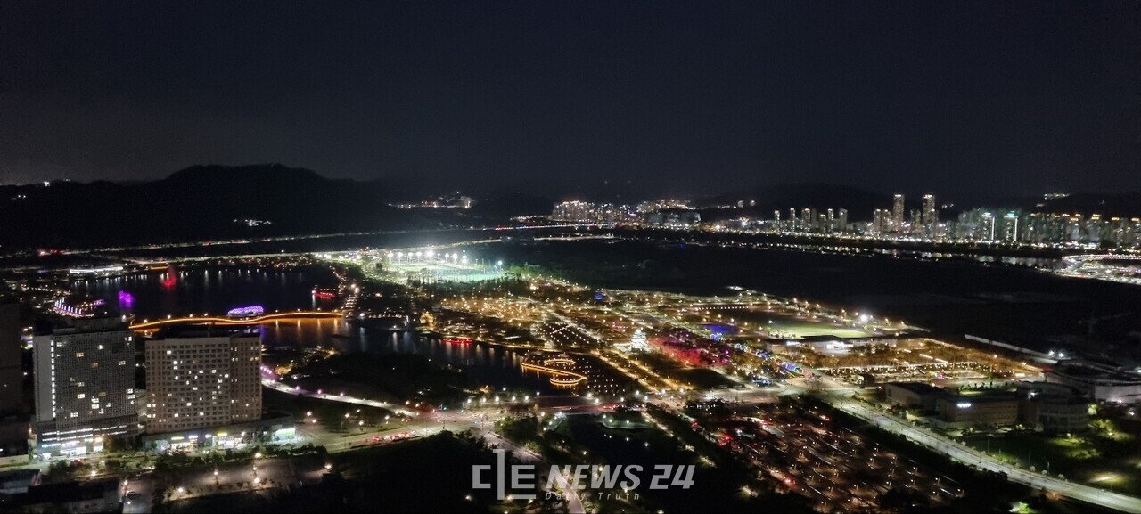 미래 야간관광 특화 잠재력을 갖춘 세종시 중앙녹지공간 야경. 이희택 기자.