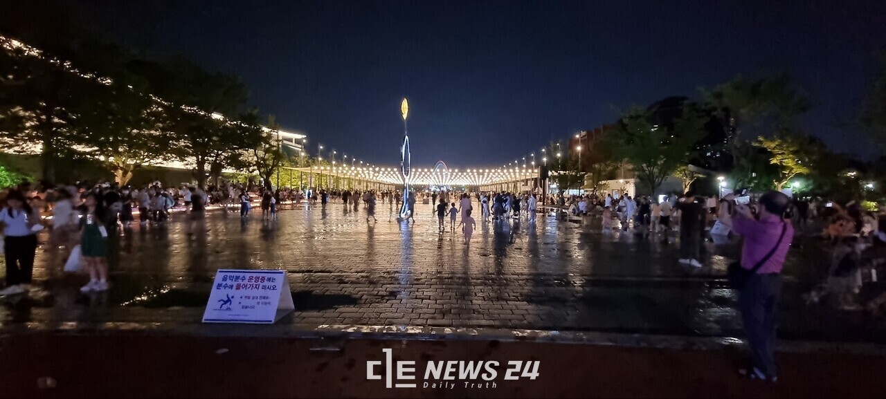 3년 만에 재개된 대전시 한빛탑 광장 인근 '달밤 소풍' 현장 모습. 이희택 기자. 