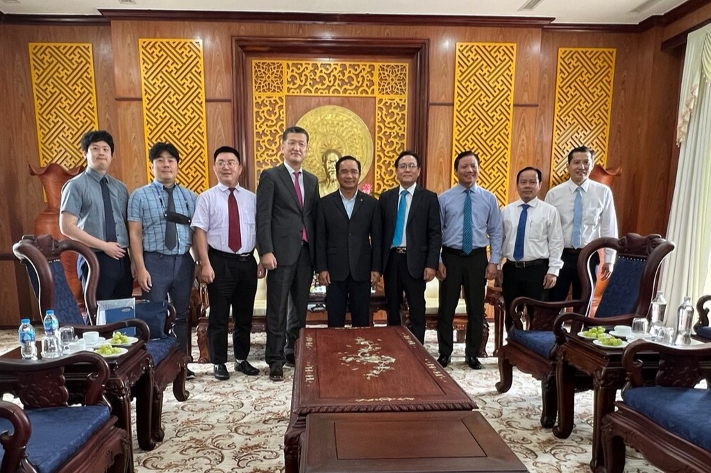 홍만표 도 국제통상과장을 비롯한 충남도 베트남 방문단이 7일 롱안성을 방문, 응우옌 반 둑 당서기를 만나 우호협력 확대 방안을 논의했다. 충남도 제공.