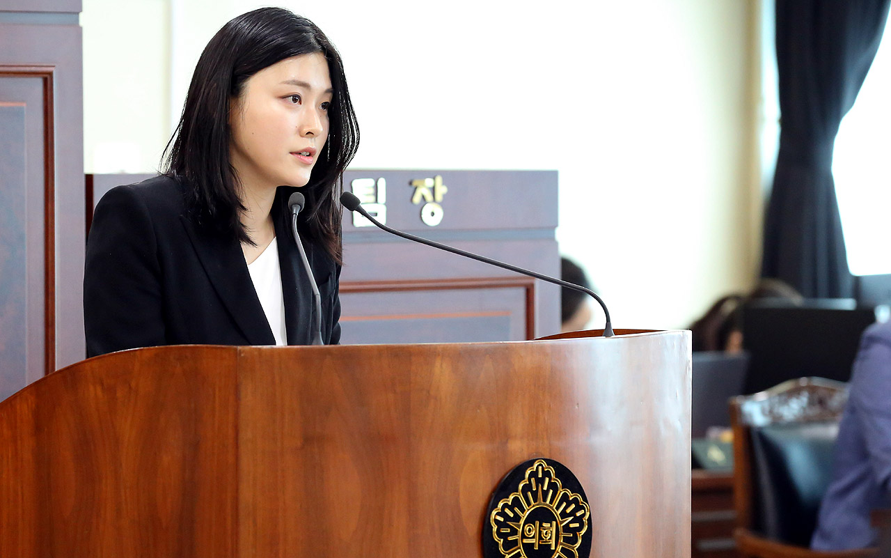 김미성 의원은 5분 발언에서 시립도서관이 박 시장 저서를 구입한 사실을 행정사무감사 자료에서 누락한 점을 언급하며 고의성 여부를 추궁하기도 했다. 아산시의회 제공.