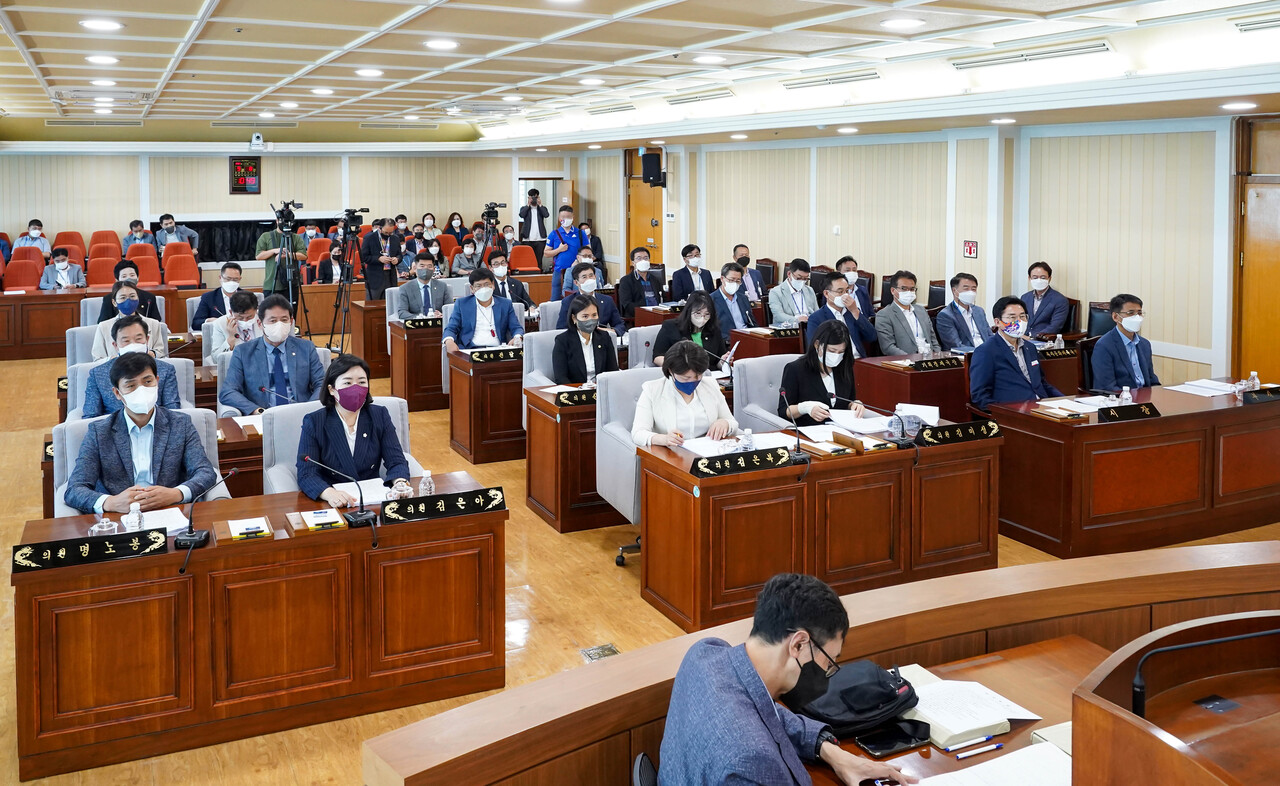 8일 제238회 정례회 제2차 본회의가 진행된 아산시의회 본회의장 모습. 이날 시의회가 박경귀 아산시장의 핵심 공약인 참여자치위원회 구성에 제동을 걸으면서 양쪽의 긴장 관계가 지속되고 있다. 아산시의회 제공.