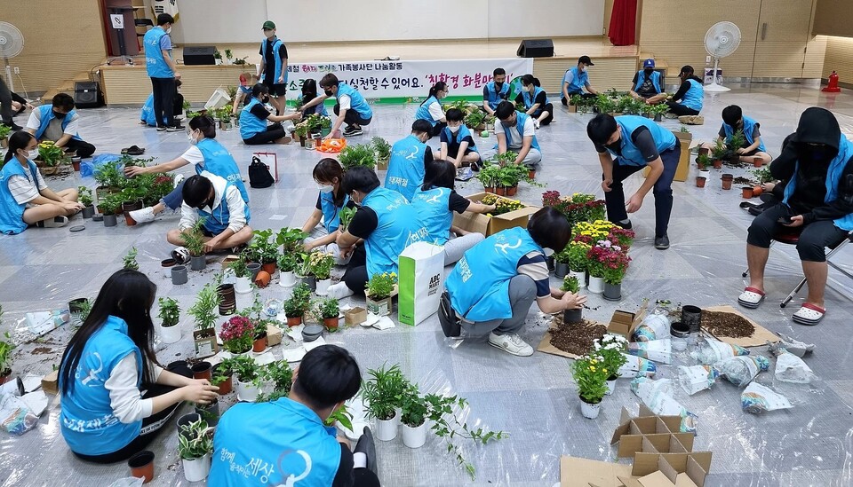 현대제철 당진제철소 해피프리즘 가족봉사단이 17일 당진시종합복지타운에서 친환경 화분 만들기 사회공헌활동을 하고 있다. 현대제철 제공.