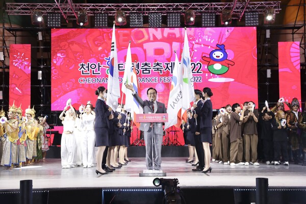 박상돈 천안시장이 21일 오후 '천안흥타령춤축제 2022’ 개막식에서 개막을 선언하고 있다.