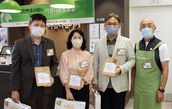 대전지방변호사회 임성문 회장(오른쪽 두번째)가 '아름다운 토요일' 행사를 진행하고 있다. 대전변호사회 제공
