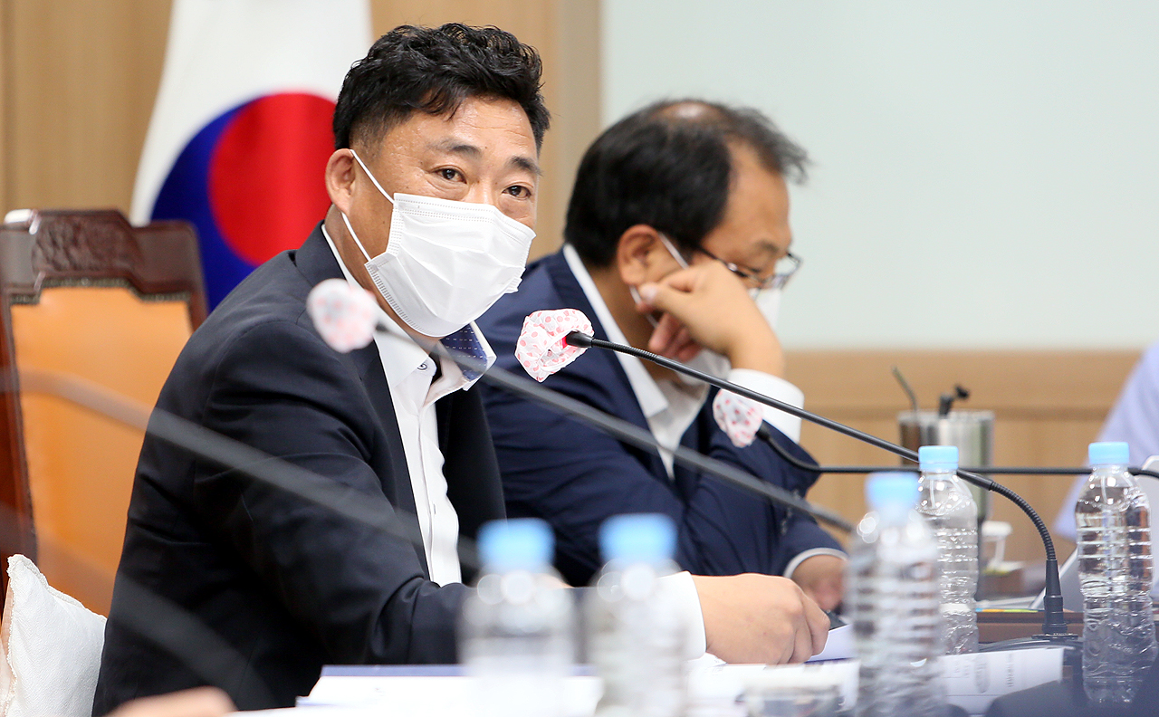 예산군의회 김영진 의원은 행정사무감사에서 관내 산업단지의 저류시설의 관리 문제를 지적했다. 예산군의회 제공.