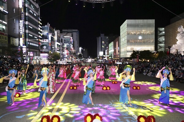 흥타령춤축제 2022 거리댄스퍼레이드에 참가한 한국하와이안훌라협회 댄서들이 공연하고 있다.