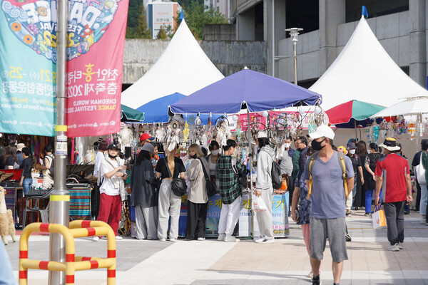 천안흥타령춤축제 2022에서 시민들이 체험부스를 찾아 즐기고 있다.
