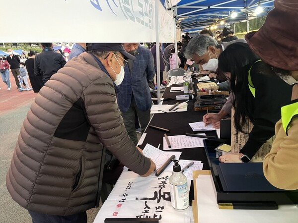 유등천 일원에서 펼쳐진 '2022 태평고을 유등천 달빛 음악축제' 체험부스 모습