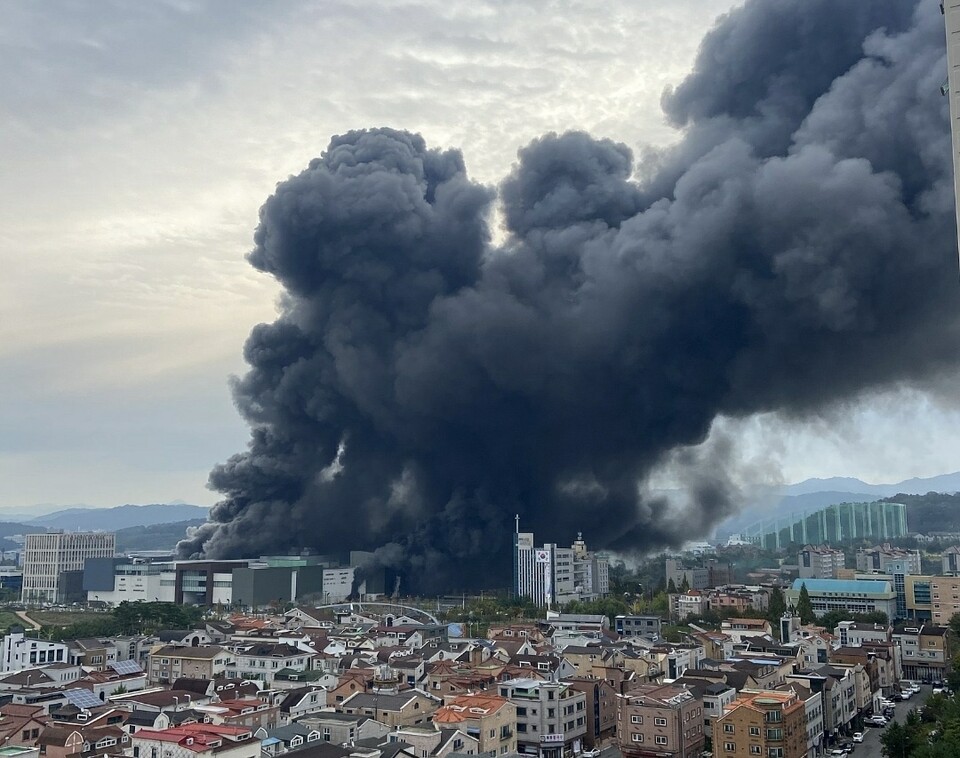 26일 오전 7시45분께 대전 유성구 용산동 현대프리미엄 아울렛 지하주차장에서 화재가 발생, 검은 연기가 치솟고 있다. 사진=독자제공.