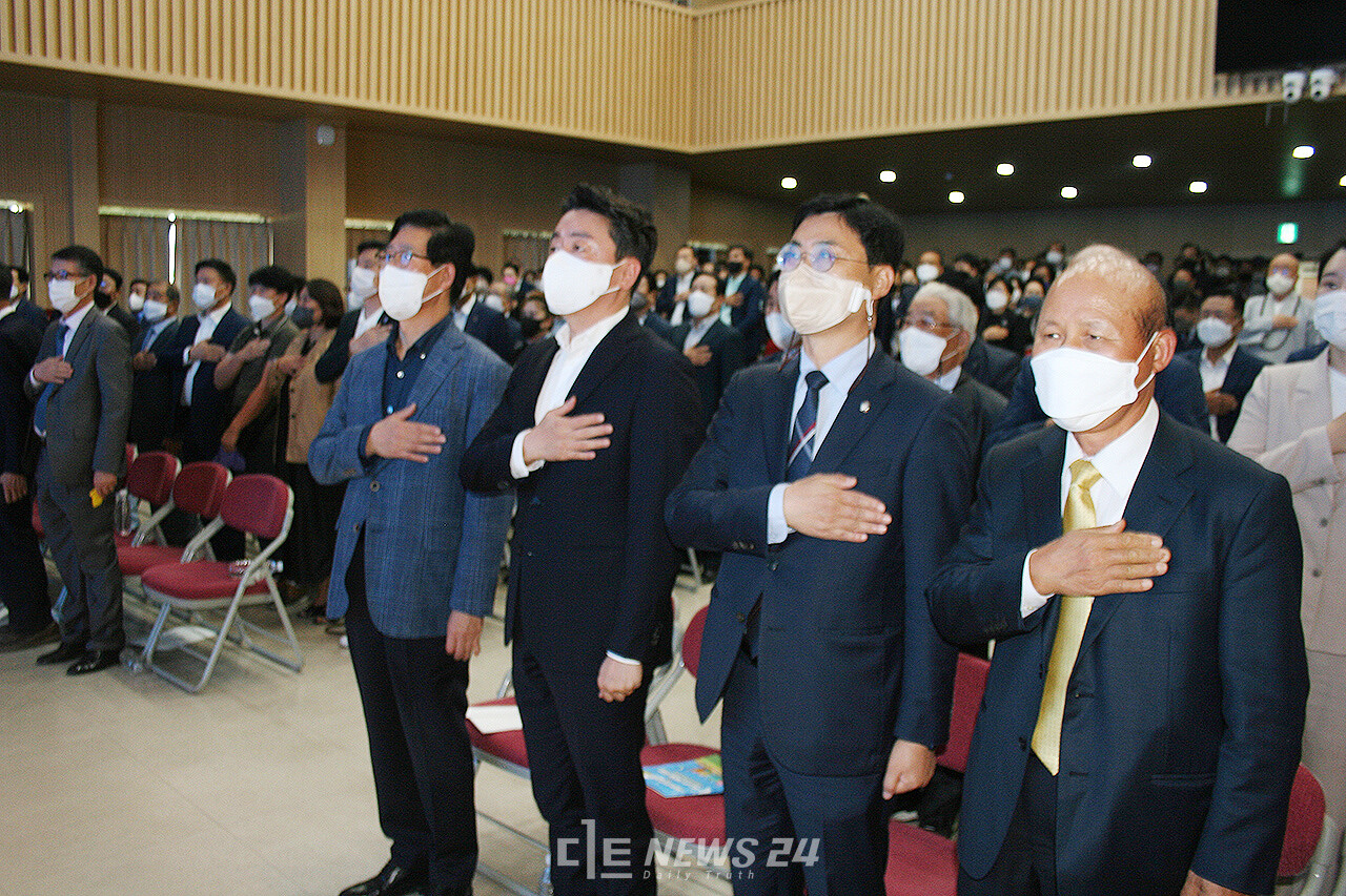 지역 야권에서는 두 사람이 충남 양대 수부 도시인 천안·아산을 이끌고 나가겠다는 간접적인 ‘신호’를 보낸 것 아니냐는 정치적 해석을 내놓고 있다. 이들은 과거 충남의 대표적인 손학규계로 분류됐다. 류재민 기자.