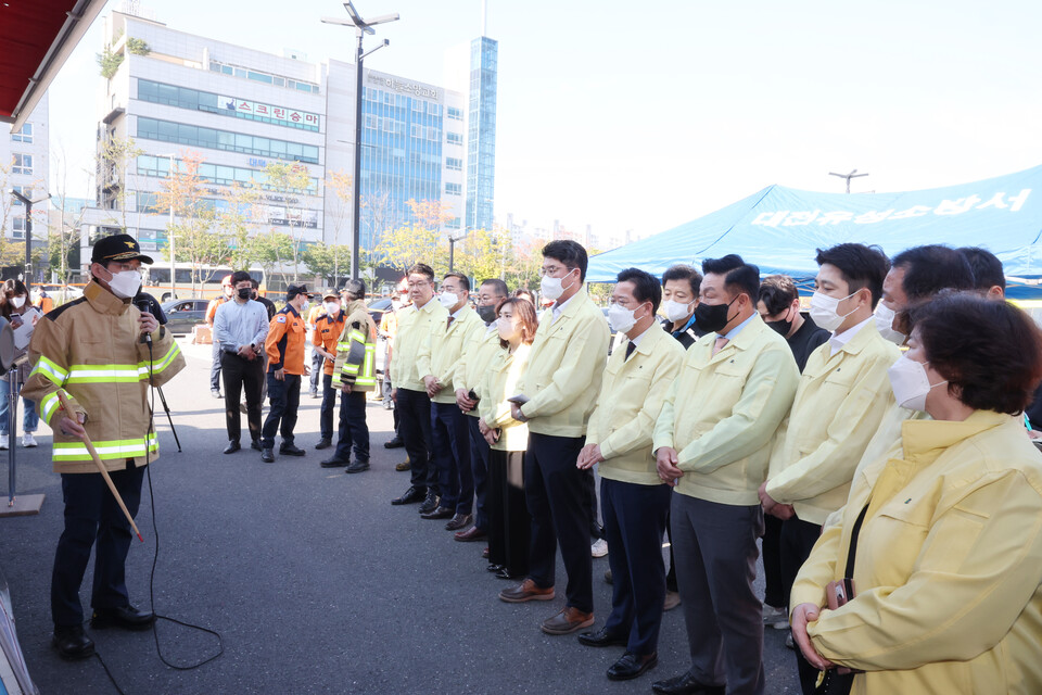 대전시의회 의원들이 27일 오전 유성구 용산동 현대아울렛 화재현장을 방문해 피해수습과 지원대책을 파악하고 있다. 대전시의회 제공.